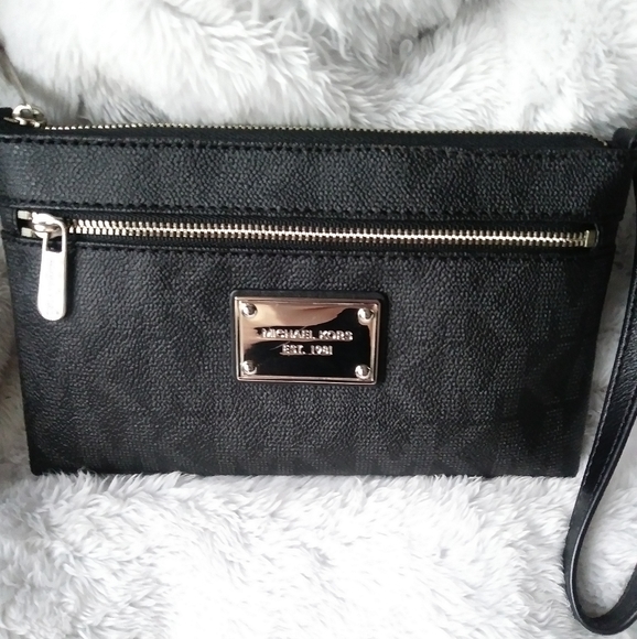 Michael Kors Handbags - Michael Kors Wristlet